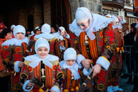 Binche festa de carnaval a Bèlgica Brussel·les. Bèlgica, el carnaval de Binche. Desfilada Festival Mundial de la UNESCO Patrimoni. Bèlgica, Valònia Municipi, província d'Hainaut, poble de Binche. El carnaval de Binche és un esdeveniment que té lloc cada any a la ciutat belga de Binche durant el diumenge, dilluns i dimarts previs al Dimecres de Cendra. El carnaval és el més conegut dels diversos que té lloc a Bèlgica, a la vegada i s'ha proclamat, com a Obra Mestra del Patrimoni Oral i Immaterial de la Humanitat declarat per la UNESCO. La seva història es remunta a aproximadament el segle 14.